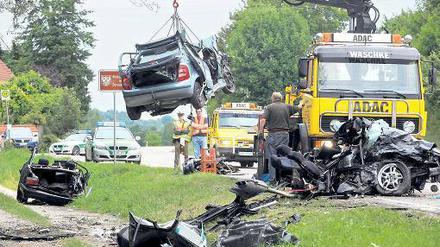 Unfall. Rettungskräfte beobachten im Juni 2011 auf der B2 bei Donauwörth die Bergung eines Autos. 2011 starben auf deutschen Straßen 3991 Menschen. Foto: dpa