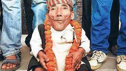 Rekordhalter. Chandra Bahadur Dangi will nun die Welt bereisen. Foto: Reuters