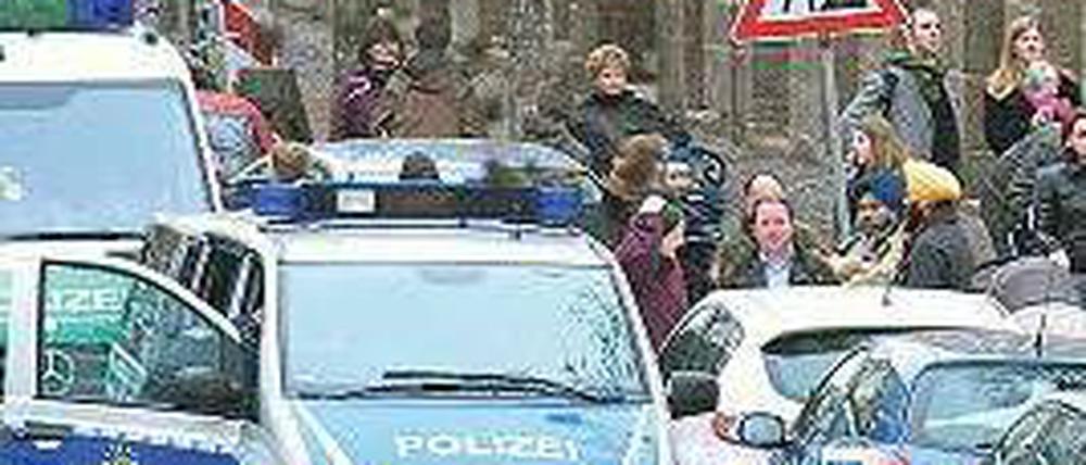 Weiträumig abgesperrt. Großeinsatz der Polizei vor der Schule. Foto: dpa