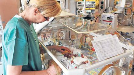 Kinderkrankenschwester Birte Holst kümmert sich um ein Frühchen in einem Brutkasten im Klinikum Links der Weser in Bremen. 