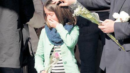 Abschied nehmen. Angehörige kamen am Donnerstag in die Schweiz, um die Opfer zu identifizieren. 