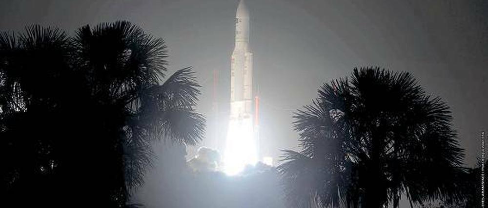 Start zwischen Palmen. Die Rakete bringt Nachschub für die ISS. Foto: AFP/ESA-CNES