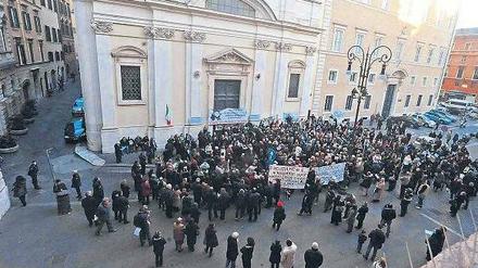 Protest vor der Basilika Sant’Apollinare. Die Familie der bei ihrem Verschwinden 15 Jahre alten Emanuela Orlandi verlangt zusammen mit Unterstützern von der Kirche Auskunft über den Verbleib des Mädchens. 