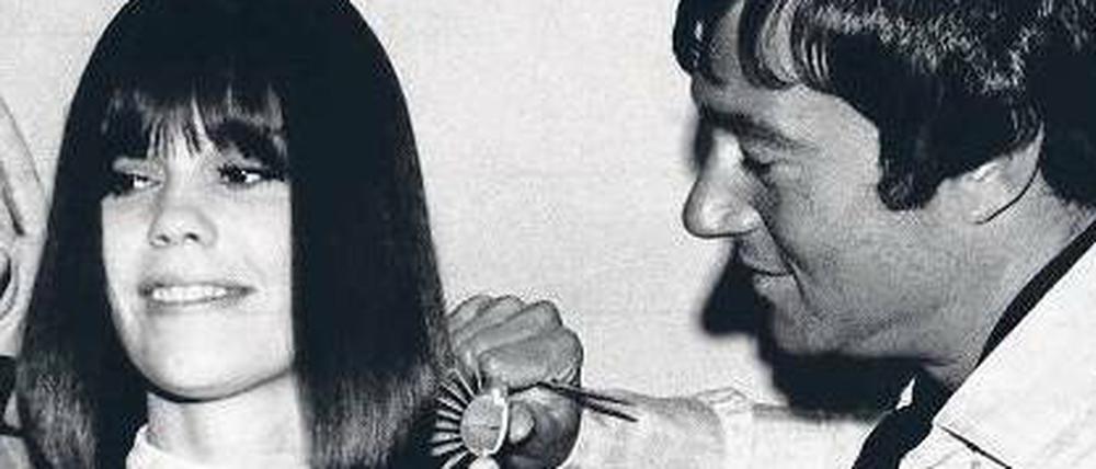 Vidal Sassoon entwickelte Frisuren in geometrischen Formen und passte sie so der Kopfform an, dass sie immer wieder zurückfielen.