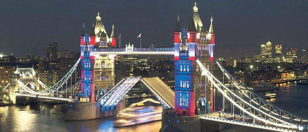 Eine Stadt putzt sich heraus. Ganz London wird für die Feierlichkeiten mit britischen Fahnen geschmückt (oben), die Tower Bridge (Mitte) hat pünktlich zum Jubiläum ihr neues umweltfreundliches Licht eingeschaltet – nach sechs Monaten Renovierung. Fotos: AFP/dapd/dpa