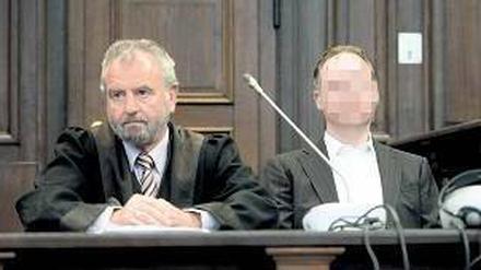 Vor dem Urteil. Der Verursacher des schweren Autounfalls Caesar S. (rechts), sitzt am Dienstag im Landgericht in Hamburg neben seinem Anwalt Ralf-Dieter Briel.
