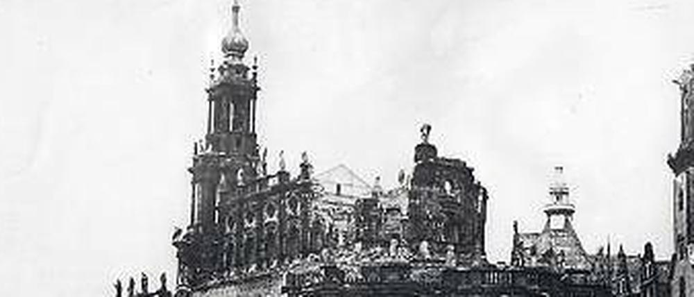 Nach den Brandbomben. Die zerstörte Hofkirche in Dresden. 