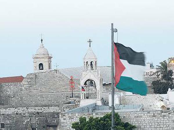 Sieg der Palästinenser. Die Geburtskirche in Bethlehem mit Fahne im Vordergrund.