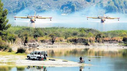 Was für ein Urlaub. Einsam und ungestört sitzt ein Angler an einem See im Süden Spaniens, als plötzlich zwei Löschflugzeuge kommen und Wasser auftanken. 
