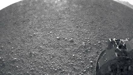 Sonnenaufgang. Eines der ersten Bilder von „Curiosity“ zeigt, wie der Roboter im „Gale“-Krater nahe dem Marsäquator steht. 
