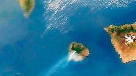 Das Satellitenbild der Nasa zeigt in der Mitte die Rauchfahne der kleinen Insel. Foto: dpa