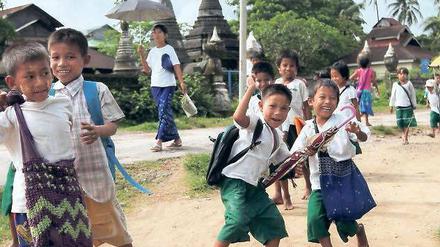 Spaß am Großwerden. Auch in Birma ist die Sterblichkeit unter Kindern stark gesunken. 