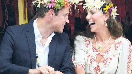 Letzte Station einer langen Reise. Mit Blumenkränzen auf dem Kopf tanzten Prinz William und seine Frau Catherine am Dienstag auf der Südsee-Insel Tuvalu. Von der Affäre um die Fotos ließen sie sich nichts anmerken. Foto: AFP