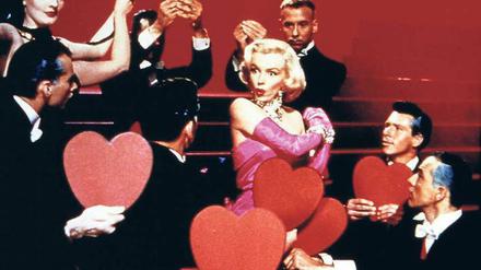 „Diamonds are a Girl's Best Friend.“ Marilyn Monroe 1953 bei ihrem großen Auftritt in „Gentlemen Prefer Blondes“.    