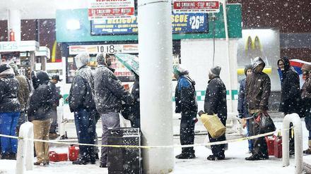 Leidgeprüft. Seit dem Hurrikan „Sandy“ ist in New York das Benzin knapp geworden. Inzwischen ist das Schlangestehen noch beschwerlicher geworden – der Wintersturm „Athena“ brachte eisige Temperaturen. Foto: Mario Tama/AFP