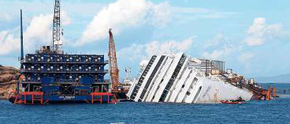 Die „Costa Concordia“ zehn Monate nach der Havarie. Foto: Reuters
