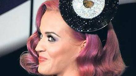 Alte Schule. Sängerin Katy Perry trägt ein Vinyl-Symbol. 