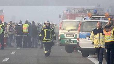 Stundenlang arbeiteten die Retter auf der Autobahn bei Offenburg. Foto: dpa
