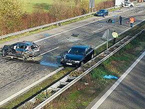 Der Unfall vom Sonntag bei Offenburg. Sechs Menschen starben, als ein 20 Jahre alter Offenburger in falscher Richtung auf die Autobahn Richtung Basel fuhr. 