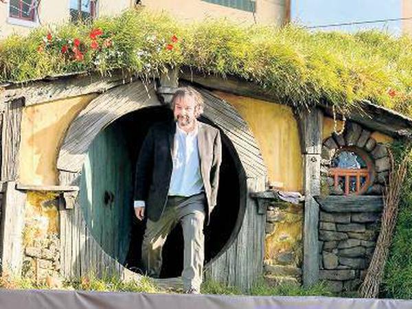 Regisseur Peter Jackson tritt in Wellington aus der Hobbit-Höhle.