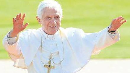 Frohe Botschaft. Papst Benedikt XVI. muss sich kurzfassen. Foto: dpa
