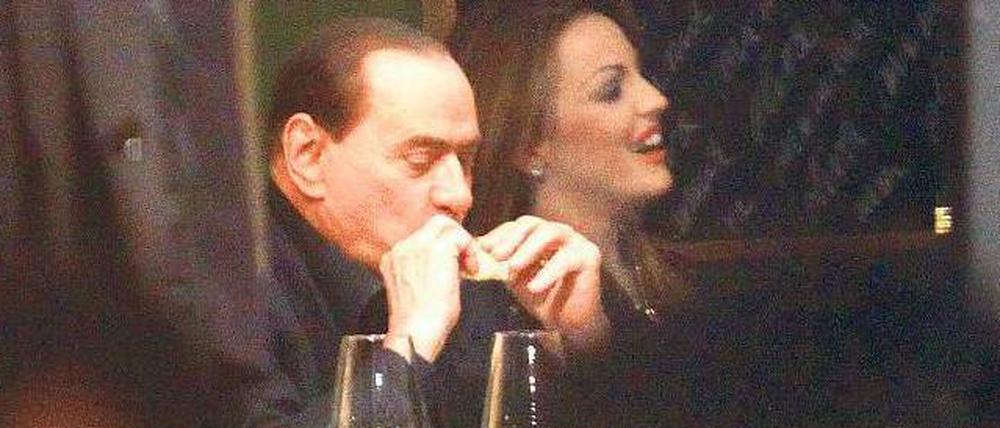 Silvio Berlusconi und seine Freundin Francesca Pascale am 9. Dezember in einer Pizzeria.