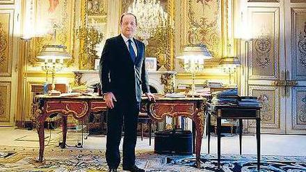 Der Sozialist im Elysee-Palast. Francois Hollande vor seinem Schreibtisch. Fotos: rtr/dapd