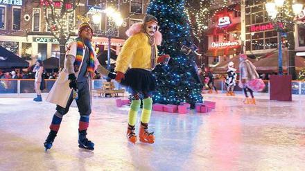 Schöne heile Welt. Drag Queens und Drag Kings drehen auf der weihnachtlichen Eisbahn in Amsterdam ungestört ihre Runden. 