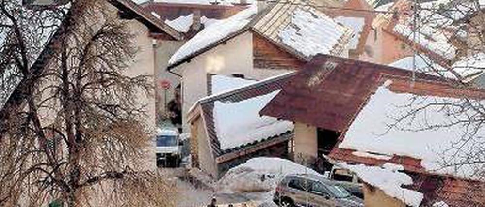 Tod in alpenländischer Idylle. Polizisten am Donnerstag in dem Dorf Daillon. Foto: Reuters