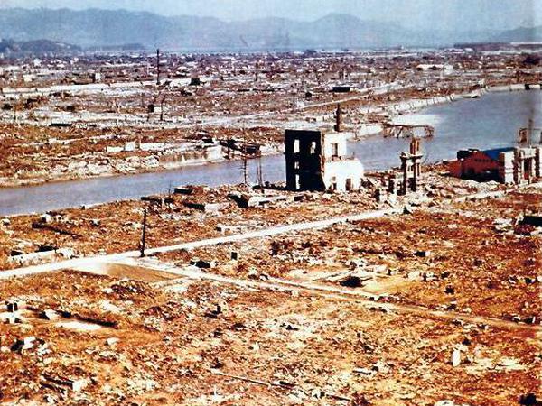 140 000 Menschen wurden in Hiroshima getötet. Das bekannte Bild links zeigt die verwüstete Stadt. 