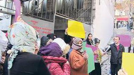 Vor den Toren der Bordellstraße. Frauen protestieren mit Plakaten. 