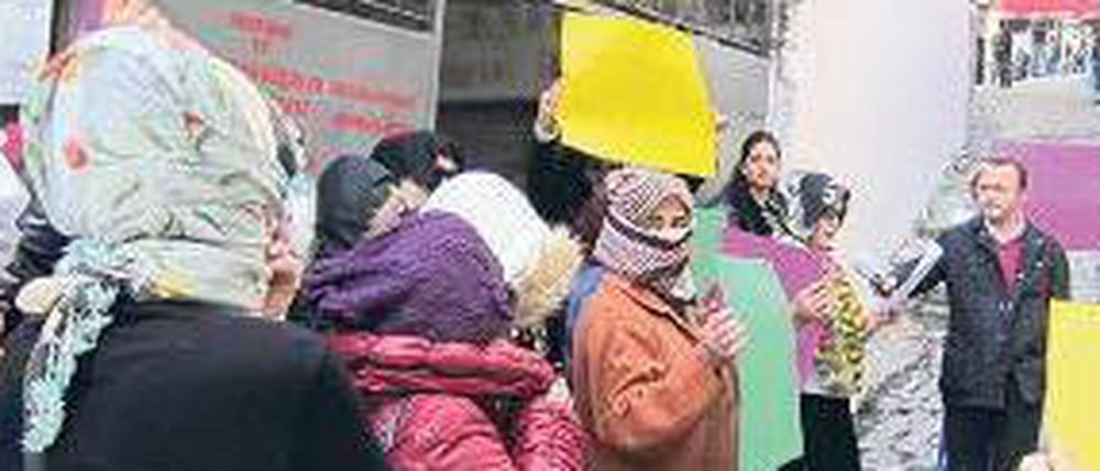 Vor den Toren der Bordellstraße. Frauen protestieren mit Plakaten. 
