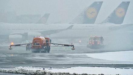 Flugzeuge im Nebel. Schneeräumer und Enteisungsfahrzeuge am Montagmorgen auf dem Flughafen Frankfurt. 