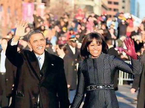 Auf dem Weg ins weiße Haus stiegen Barack und Michelle Obama zwischendurch aus ihrer Limousine, um ein Stück zu Fuß die Pennsylvania Avenue zurückzulegen und der Menge zuzuwinken.