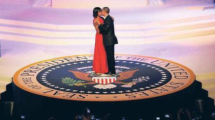 Nach den Worten. Die Vereidigung zu seiner zweiten Amtszeit nutzte US-Präsident Barack Obama für herausfordernde politische Botschaften. Der staatstragenden Vereidigung folgte dann der festliche Teil. Und hier tanzte First Lady Michelle Obama in leuchtend roter Robe im Zentrum der Aufmerksamkeit. 