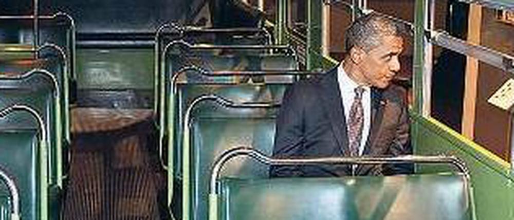 Nachdenklich. Barack Obama in dem Bus, in dem sich die Szene mit Rosa Parks damals abspielte.