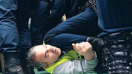 Harte Hand. Ein streikender Iberia-Angestellter wird verhaftet. Foto: Reuters