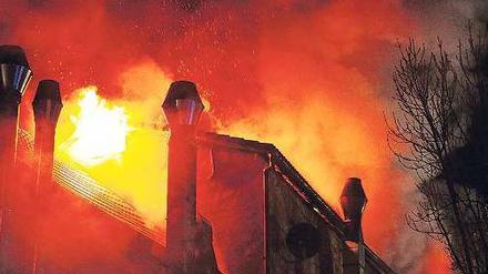 Feuer schlägt aus den Fenstern der alten ehemaligen Lederfabrik. Foto: dpa
