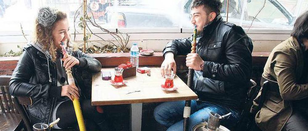 Eine alte Tradition ist in Gefahr. Studenten mit Wasserpfeife in einem Café in Ankara. 