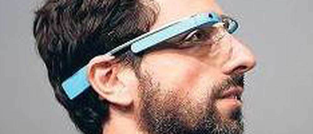 Hipster-Accessoire. Google-Gründer Sergej Brin mit Google-Brille. 