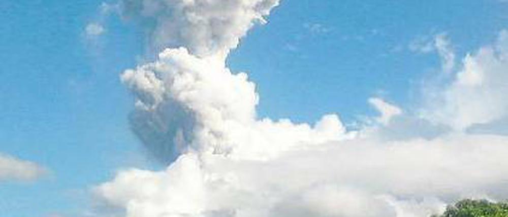 Wolke über dem Mayon. Explodierender Dampf sprengte die Kraterdecke. Foto: dpa
