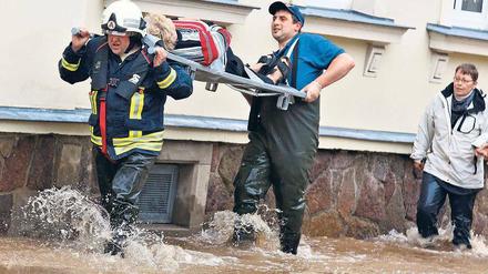 Hochwasser. Rettungskräfte im sächsischen Grimma bringen eine ältere Frau in Sicherheit. 