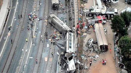 Den hinteren Teil des Zuges traf es am schlimmsten. Luftbild vom Unglücksort in Santiago de Compostela. Fotos: Reuters (2)
