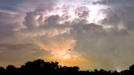 Wie von Constable gemalt. Gewitterwolken am Dienstag in Geseke in Nordrhein-Westfalen. Foto:Thomas Rensinghoff/dpa
