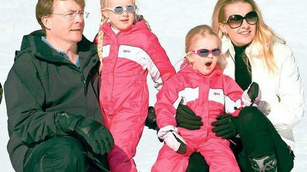 Prinz Friso, hier beim Skiurlaub 2011 mit seiner Frau Mabel und den Töchtern Zaria und Luana. Foto: Reuters