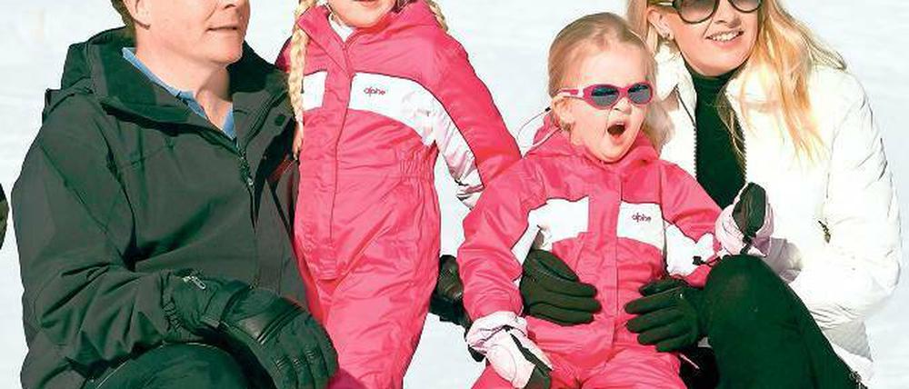 Prinz Friso, hier beim Skiurlaub 2011 mit seiner Frau Mabel und den Töchtern Zaria und Luana. Foto: Reuters