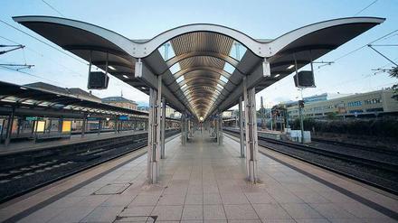 Leere Bahnsteige. Ohne Fahrgäste kommt die Architektur im Mainzer Hauptbahnhof schön zur Geltung. 