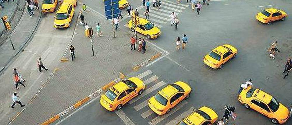 Mehr als ein Verkehrsmittel. Wer in Istanbul ein Taxi steuern will, muss dafür horrende Summen bezahlen. Gut 1,2 Millionen Lira werden für eine entsprechende Lizenz fällig – umgerechnet rund 450 000 Euro. Foto: Marko Djurica/Reuters