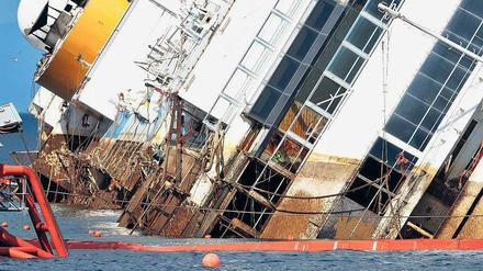 Der Dreck und Rost zeigt den Teil der Costa Concordia, der 20 Monate lang unter Wasser lag. Foto: Tony Gentile/Reuters