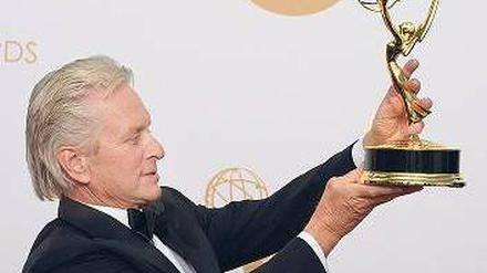 Michael Douglas mit seinem Emmy für die Rolle in „Behind the Candelabra“. Foto: dpa